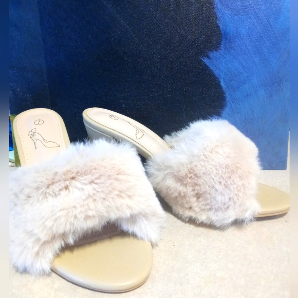 NWOT faux fur open toed sandals cream color size 7